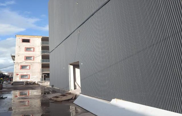 Fachada de edificio registrada en la presentación de Constructora Sandoval